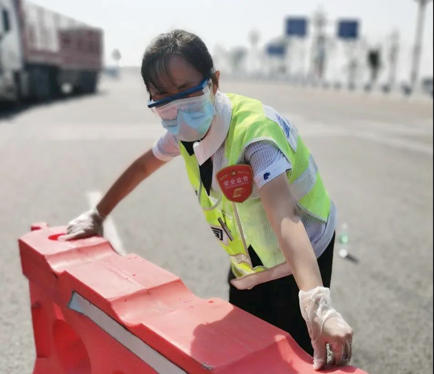 高速收費站員工將水馬擺放整齊。重慶高速集團供圖