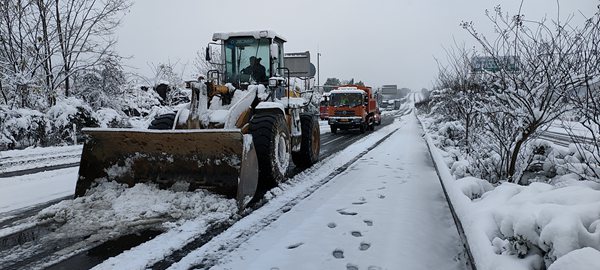 12月26日大雪封路，高速人對秀山段鏟冰除雪保暢通。重慶高速集團供圖