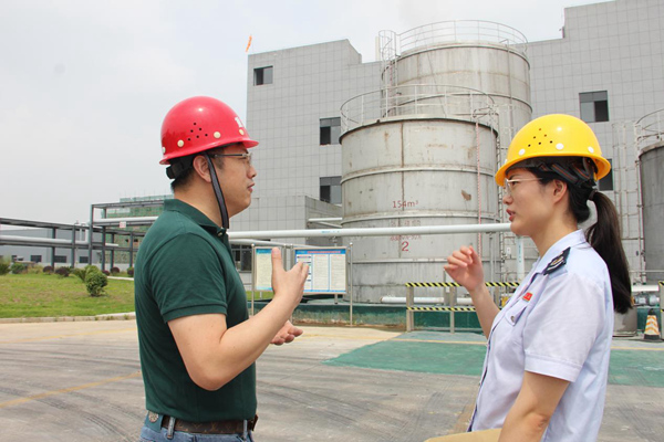 重慶市潼南區(qū)稅務人員走進企業(yè)，傳輔導最新的組合式稅費支持政策。王曉華攝