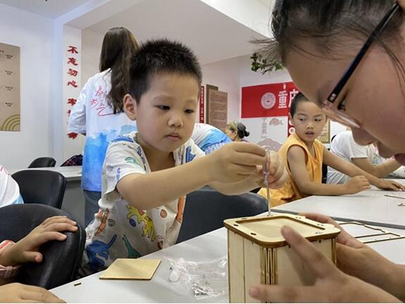 小朋友體驗(yàn)手工制作。黃勝燾