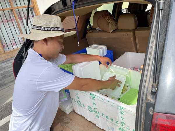 陳林在柑園村售賣盒飯。夏祥洲攝