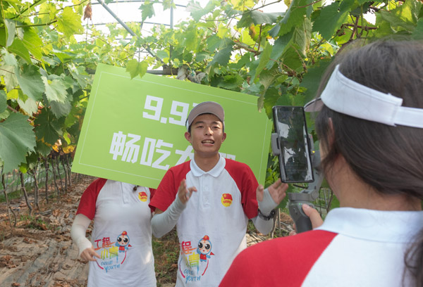 實踐團(tuán)成員向觀眾介紹“藍(lán)玫瑰葡萄”。重慶工程職業(yè)技術(shù)學(xué)院供圖