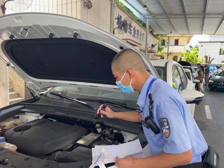 民警許駿正在檢查車輛。實習生越倚航攝