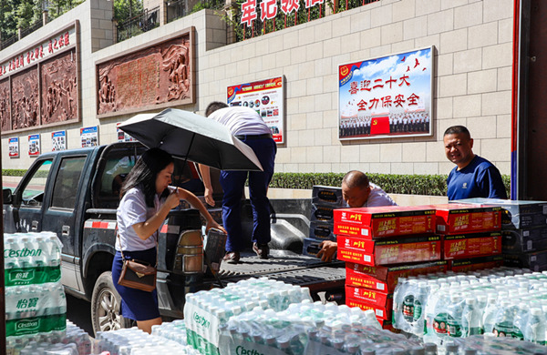 工作人員籌措消暑飲料送至涪陵區(qū)消費救援支隊。交行重慶市分行 供圖