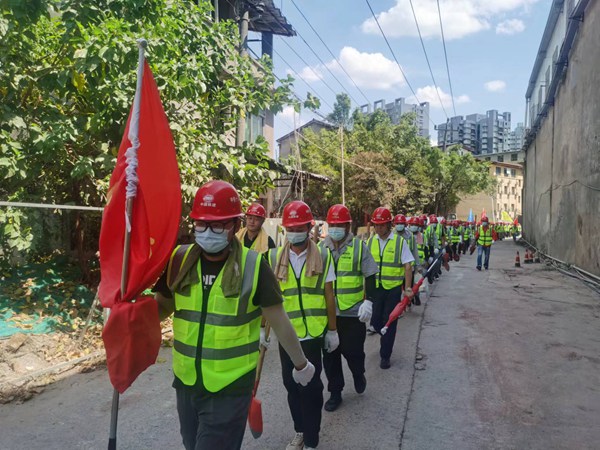 在巴南區(qū)住房城鄉(xiāng)建委的組織下，由180人組成的中鐵建志愿團(tuán)隊(duì)緊急奔赴南泉街道火災(zāi)地點(diǎn)，迅速投入到開(kāi)辟隔離帶、山火撲救、后勤保障等任務(wù)中。巴南區(qū)住房城鄉(xiāng)建委供圖