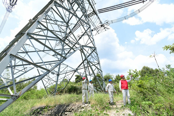 國網(wǎng)江津區(qū)供電公司員工對重要輸電線路鐵塔周邊的防火情況進(jìn)行巡查。王化全攝