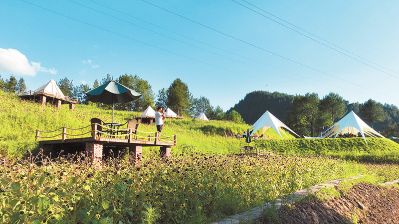 7月29日,石柱橋頭鎮(zhèn)喜馬拉雅野奢露營(yíng)地，一攝影愛(ài)好者拍攝自然風(fēng)光。特約攝影 鐘志兵/視覺(jué)重慶