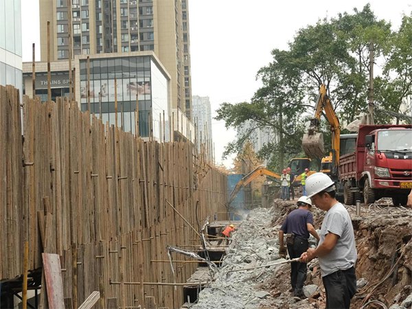 萬象城連通工程正加緊施工。九龍城市更新公司供圖