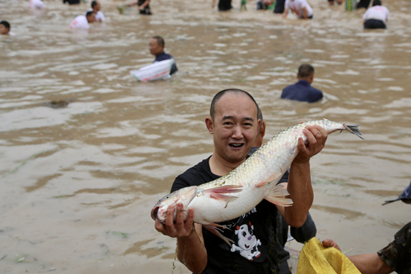 捉魚比賽現(xiàn)場(chǎng)。楊孝永攝