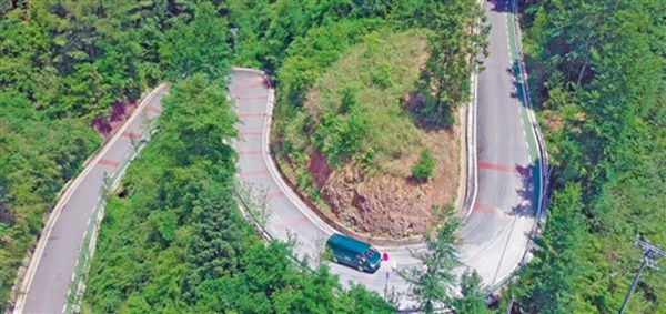 郵政車行駛在公路上。朱亞坤攝