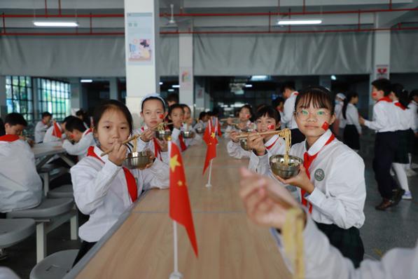 永嘉實驗小學學生吃“國慶面”祝福祖國。璧山區(qū)委宣傳部供圖