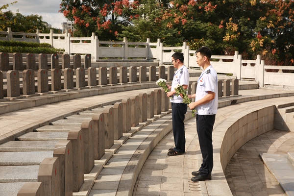 大足區(qū)稅務(wù)人員在烈士墓前敬獻(xiàn)鮮花、緬懷烈士。劉海攝