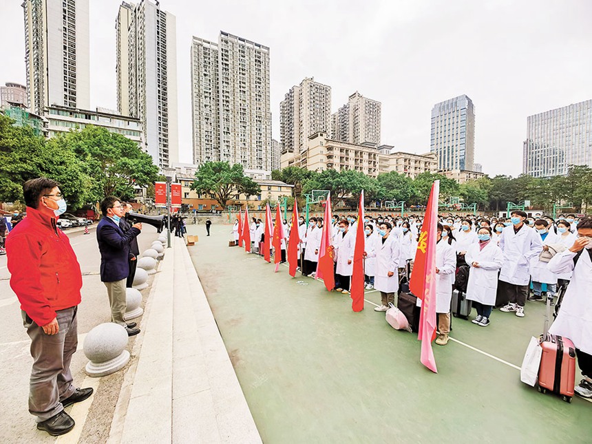 11月12日，重慶醫(yī)科大學(xué)舉行出征儀式，1031名臨床醫(yī)學(xué)、護(hù)理學(xué)等專業(yè)師生志愿者奔赴抗疫一線。(重醫(yī)供圖)