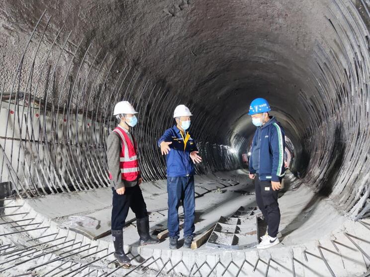 仰拱混凝土澆筑完成后進行質(zhì)量檢查。重慶軌道集團供圖