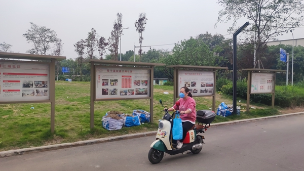 “巾幗騎士”甄莉騎著“小電驢”送防疫物資。重慶市婦聯(lián)供圖