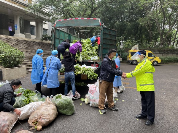 民警和志愿者將蔬菜分批下貨、裝袋。沙坪壩區(qū)公安分局供圖