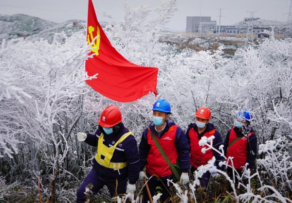 國家電網(wǎng)（武隆運檢）紅巖共產(chǎn)黨員服務(wù)隊隊員冒著嚴寒特巡110千伏四黎線。文藝瑾攝