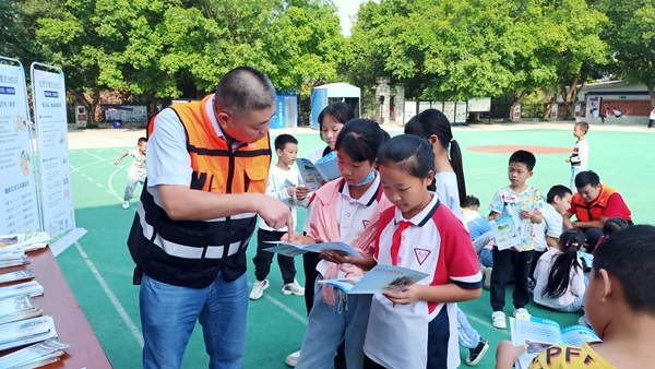 《地災(zāi)防治科普進校園》。9月30日，由川東南地質(zhì)大隊主辦的“地災(zāi)科普進萬家，防災(zāi)減災(zāi)靠大家”科普宣傳活動在合川區(qū)育才小學(xué)舉行。孫煜攝