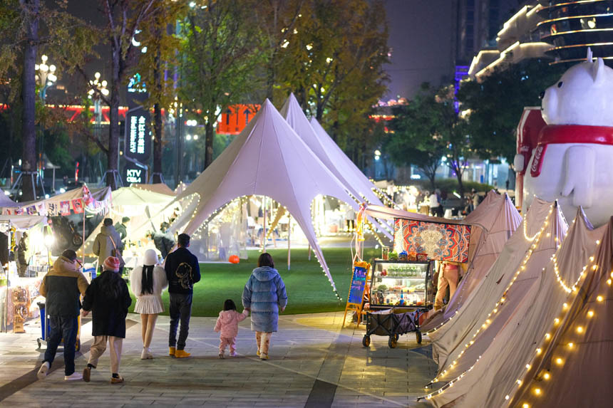 霓虹點(diǎn)綴中的集市，游客絡(luò)繹不絕。郭旭攝