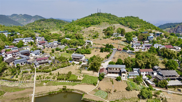 北碚區(qū)龍鳳橋街道槽上片區(qū)已完成農(nóng)村人居環(huán)境整治的鄉(xiāng)村面貌。向金城攝