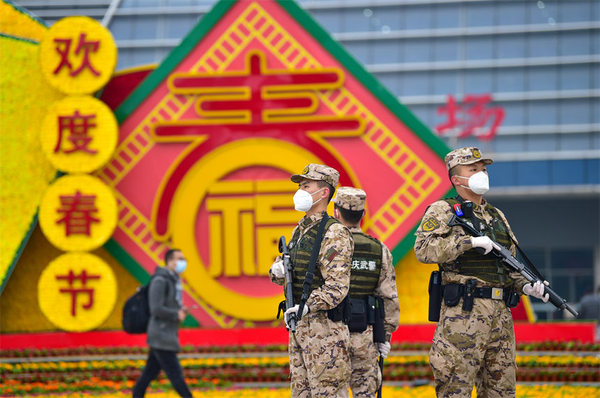 武警重慶總隊(duì)執(zhí)勤第二支隊(duì)官兵在重慶北站巡邏執(zhí)勤，守護(hù)人民群眾平安過節(jié)。唐志勇攝 