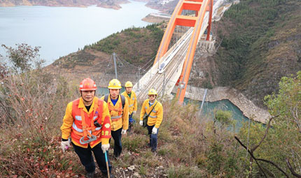                                           陡壁上的“守護(hù)者”                            胡虹 2023年01月27日                              “噠噠噠噠噠噠……”小船轟隆的馬達(dá)聲打破了大寧河的寧靜。呼呼作響的寒風(fēng)，從四面八方往船艙內(nèi)猛烈灌著。坐在船上的趙勇縮了縮脖子，緊了緊領(lǐng)口，依然目不轉(zhuǎn)睛地盯著遠(yuǎn)處的大寧河大橋橋頭，這是他和工友們此行的目的地。大寧河大橋橫跨于巫山小三峽風(fēng)景區(qū)的峽谷之間，是鄭渝高鐵沿線橋梁之一。                【詳細(xì)】                           