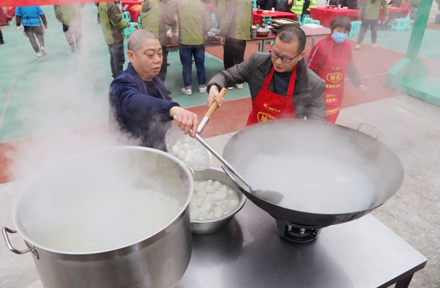 建筑工人煮湯圓。重慶城投建設(shè)公司供圖