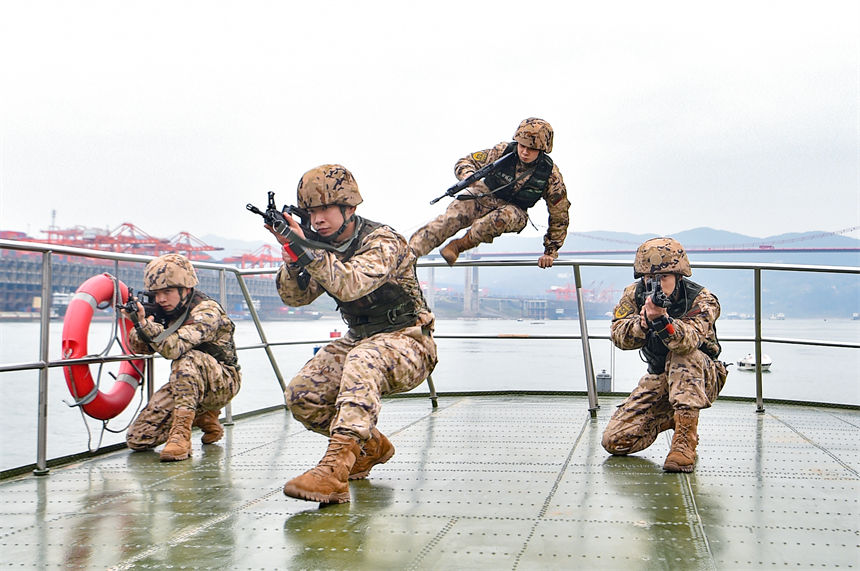 武警重慶總隊(duì)船艇支隊(duì)組織水上實(shí)戰(zhàn)化演練，特戰(zhàn)隊(duì)員跳幫登船對目標(biāo)發(fā)起突擊。唐志勇攝