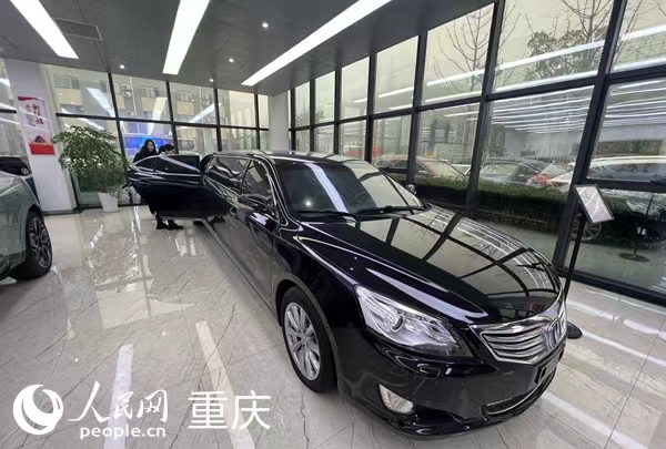 四川瑞創(chuàng)汽車科技有限公司展廳內(nèi)加長版長安禮賓車。人民網(wǎng) 胡虹攝