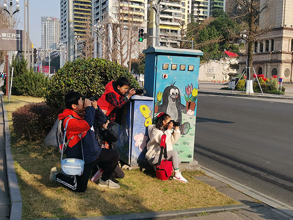 參加活動的“小記者”。南岸區(qū)青少年活動中心供圖