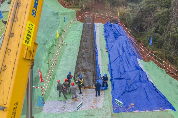 川渝1000千伏特高壓交流工程重慶段31號塔施工現(xiàn)場正在進(jìn)行鋼筋籠地面綁扎。國網(wǎng)重慶市電力公司供圖