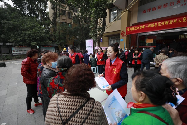 3月2日，在重慶市南岸區(qū)后堡社區(qū)，該區(qū)稅務(wù)人員為社區(qū)居民講解靈活就業(yè)人員社保費(fèi)政策和手機(jī)繳費(fèi)流程。蔣宜非攝