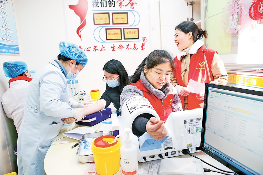 3月3日，在黔江區(qū)紅軍廣場愛心獻血屋，志愿者在義務(wù)獻血。特約攝影 楊敏/視覺重慶