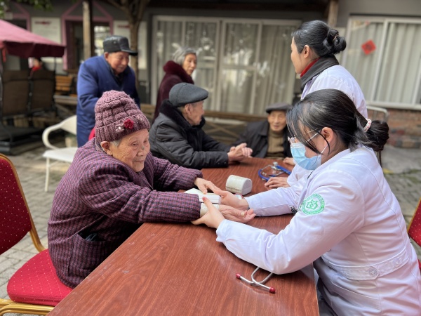 志愿者幫老人們義診。陳湘琳攝