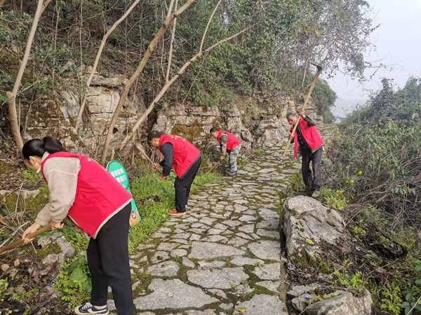 志愿者正在進行植樹活動。姜家鎮(zhèn)供圖