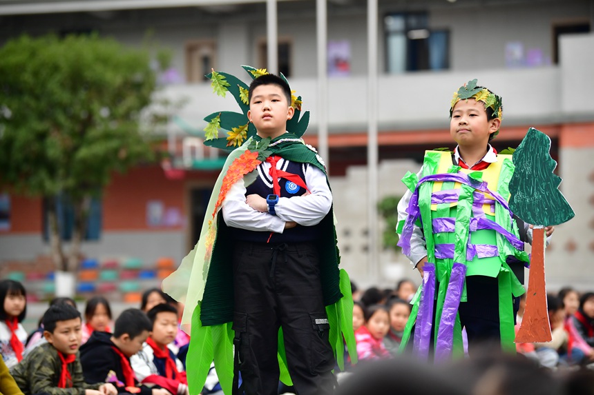 鐵路小學(xué)的學(xué)生們在展示自己制作的環(huán)保服裝。周舸攝