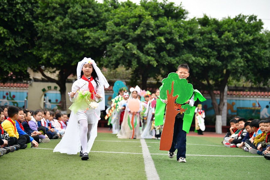 鐵路小學(xué)的學(xué)生們在展示自己制作的環(huán)保服裝。周舸攝