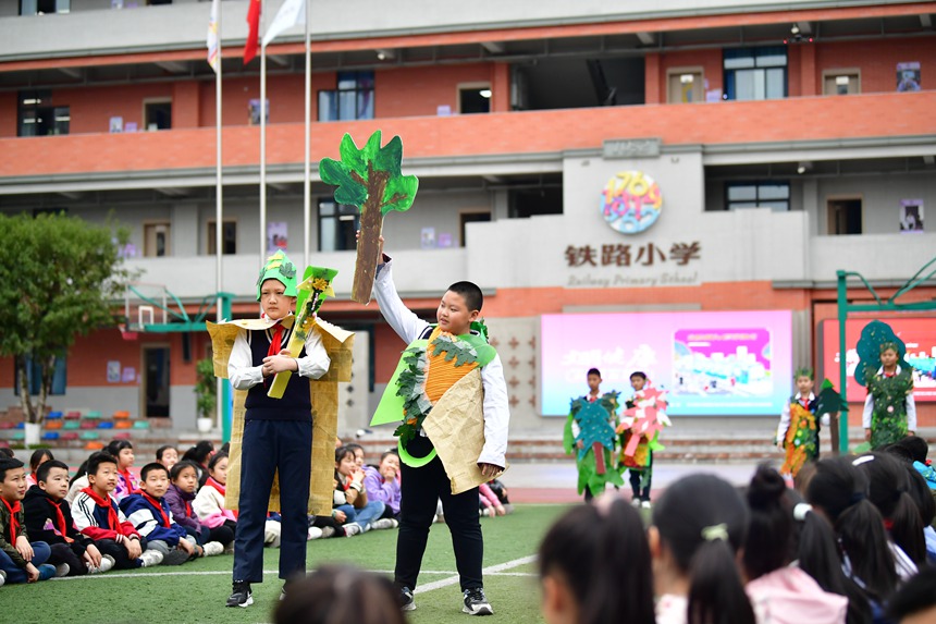 鐵路小學(xué)的學(xué)生們?cè)谡故咀约褐谱鞯沫h(huán)保服裝。周舸攝