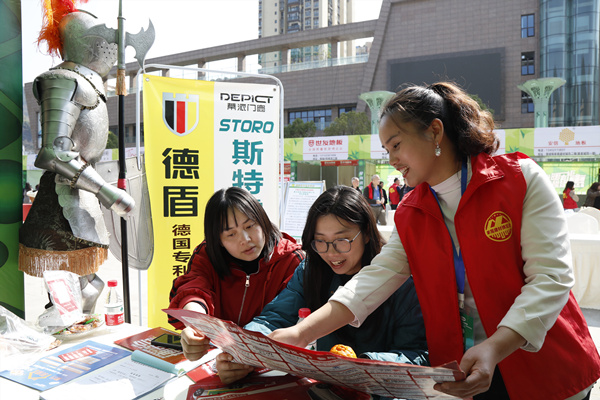 消費者正在咨詢防盜門。代娟攝