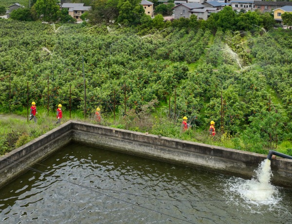 4月6日，國(guó)網(wǎng)長(zhǎng)壽供電公司員工服務(wù)果園春季灌溉。國(guó)網(wǎng)重慶市電力公司供圖