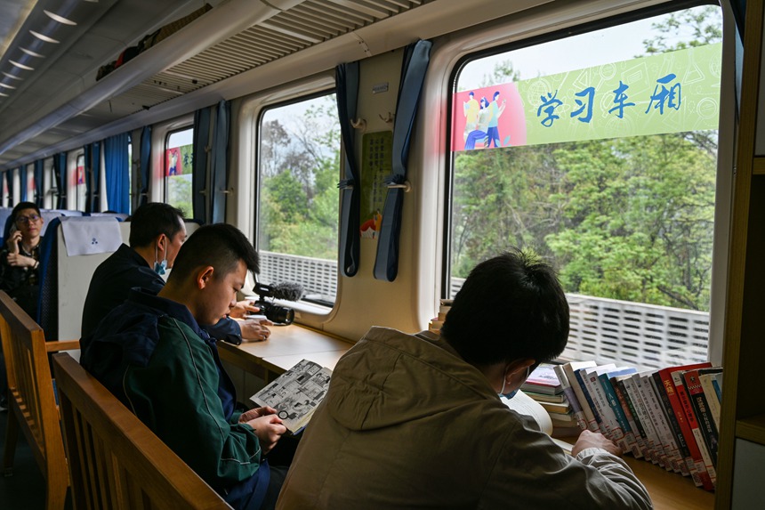 搭乘火車的旅客正在閱讀。鐘潔攝