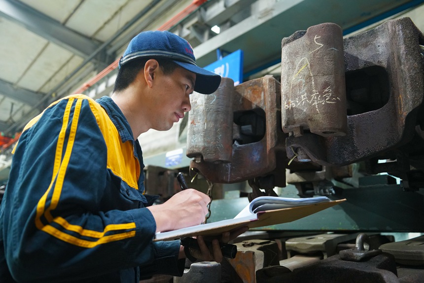 車輛鉗工正在進(jìn)行鉤緩配件清查作業(yè)。吳晉超攝