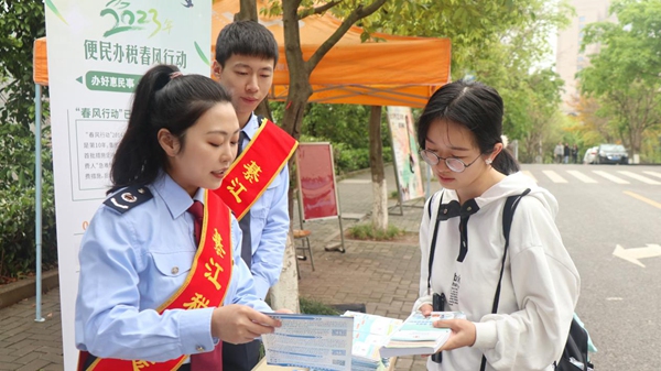 近日，綦江區(qū)稅務局“春風服務隊”走進重慶外語外事學院，為大學生宣傳高校畢業(yè)生就業(yè)創(chuàng)業(yè)稅收優(yōu)惠政策。李奕萱攝