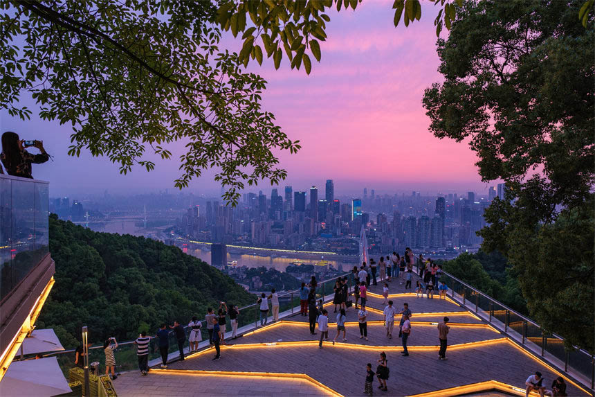 南岸區(qū)南山夜景火鍋公園，伴隨漫天晚霞，市民欣賞山城夜景。郭旭攝