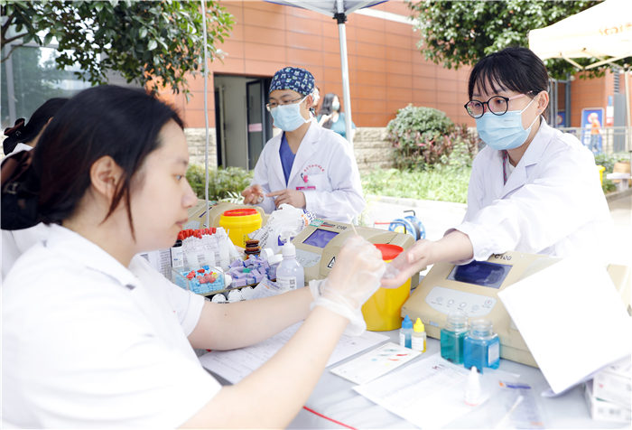 6月13日，市婦幼保健院，輸血科的醫(yī)生正在檢查獻(xiàn)血者血液。記者 崔力 攝/視覺重慶