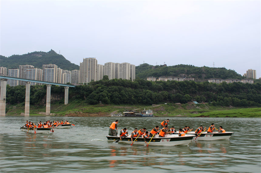 官兵組織劃“龍舟”比賽。錢(qián)云星攝