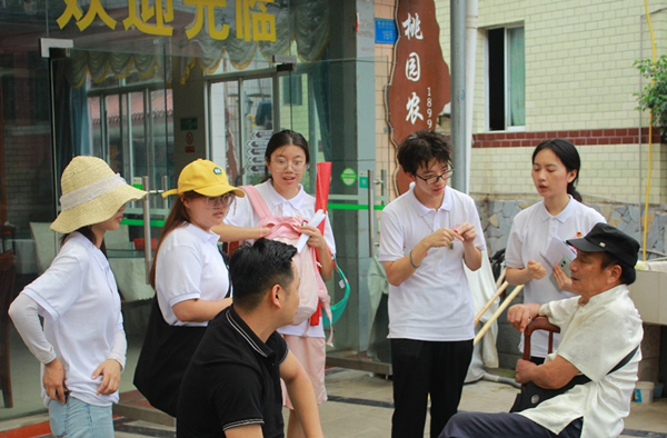 重慶理工大學(xué)理學(xué)院到南泉街道開展“三下鄉(xiāng)”社會(huì)實(shí)踐。重慶理工大學(xué)供圖