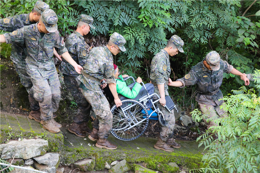 武警官兵轉(zhuǎn)移被困群眾。李東攝