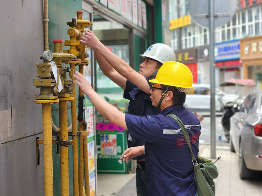 重慶燃氣集團彭水公司員工在高溫天氣下對彭水縣燃氣設(shè)施開展巡檢。重慶燃氣集團供圖