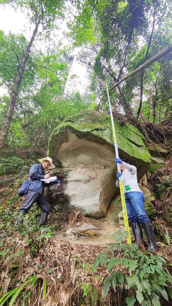 《相輔而行》。6月，為保障地方人民群眾生命財(cái)產(chǎn)安全，重慶一三六地質(zhì)隊(duì)地災(zāi)防治小組成員王世忠、靳云鐸前往綦江區(qū)衡山鎮(zhèn)，相互配合進(jìn)行危巖防治實(shí)地勘查。杜健攝